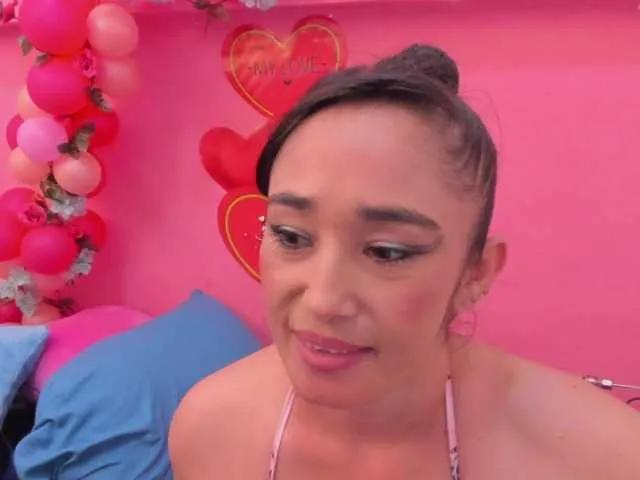 Offline charlotte-111 on BongaCams