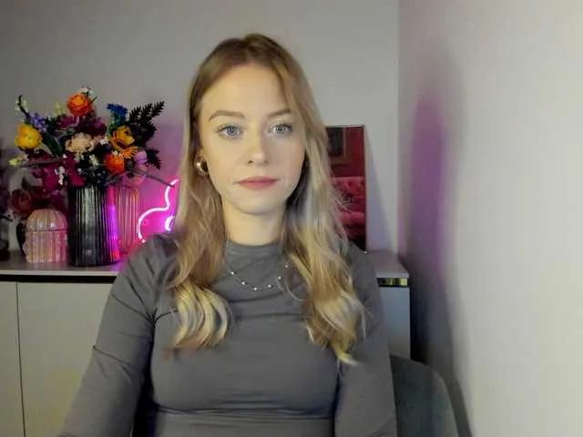 CindyGlam — I'm ready to dive into the ultimate kinky action. Do you have a special fetish? Reveal it to me, so we can go wild. I'm open to experiments, it's always great to try something new. I like to tease and seduce. I love seeing what effect I have on men....