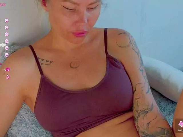 Offline FrankieFoxie on BongaCams