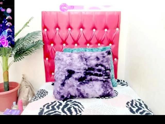 Freechat strawberrylips on BongaCams