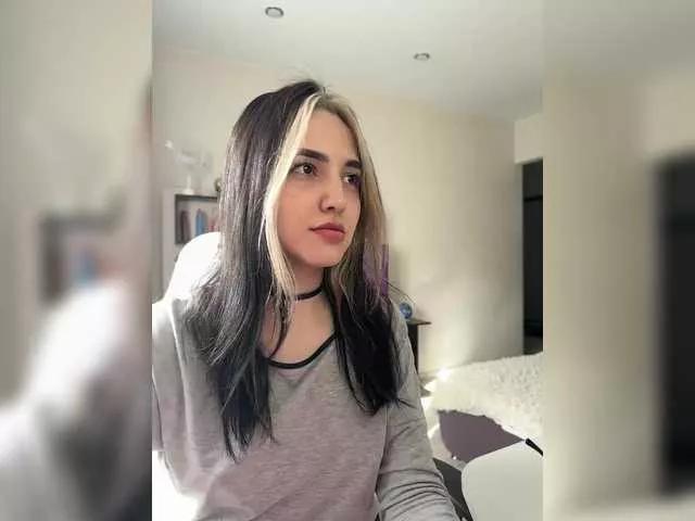 Freechat YoloLove on BongaCams