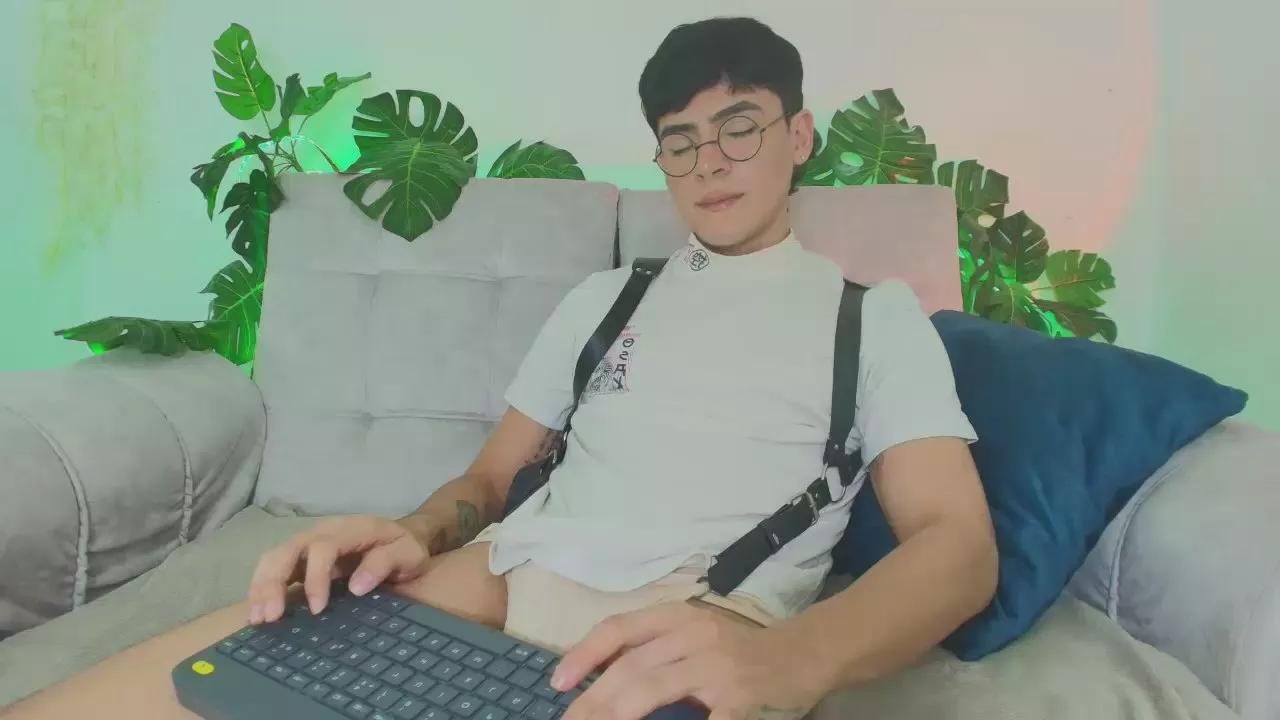 Offline CamiiGuzman on Cam4