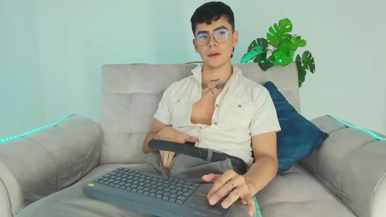 Offline CamiiGuzman on Cam4