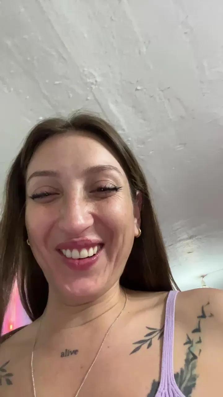 Offline Dolcegatita on Cam4