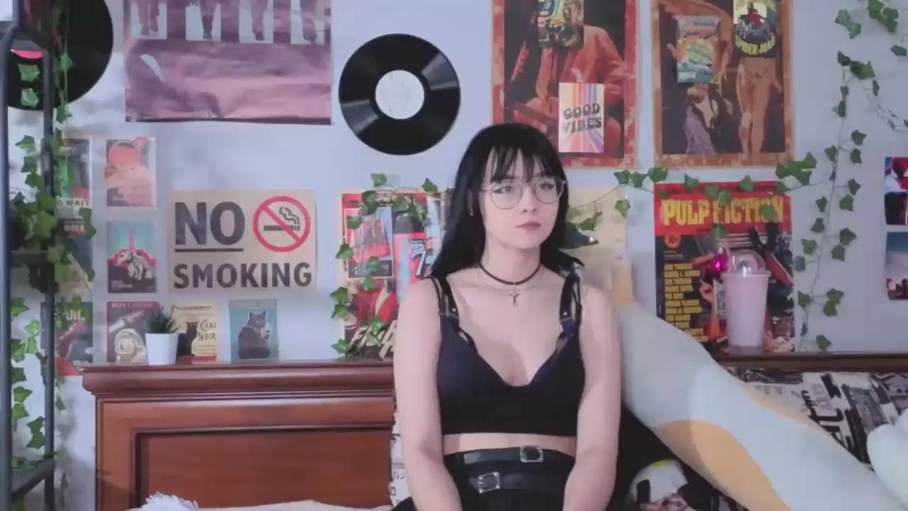 GaynaAmber —  #smoke #ass #spanking #bigass #cute #striptease #feet