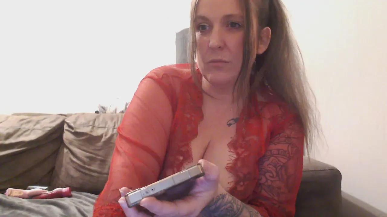 Offline Harleyslut69 on Cam4