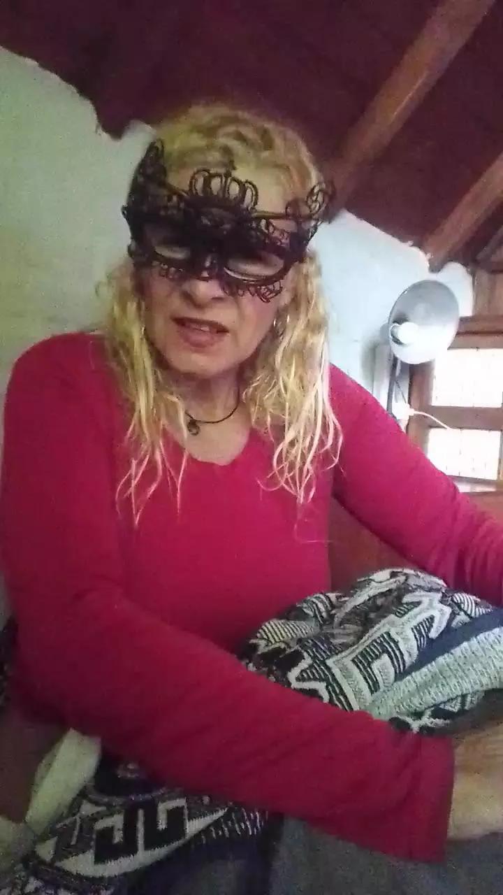 Offline luli70hot on Cam4