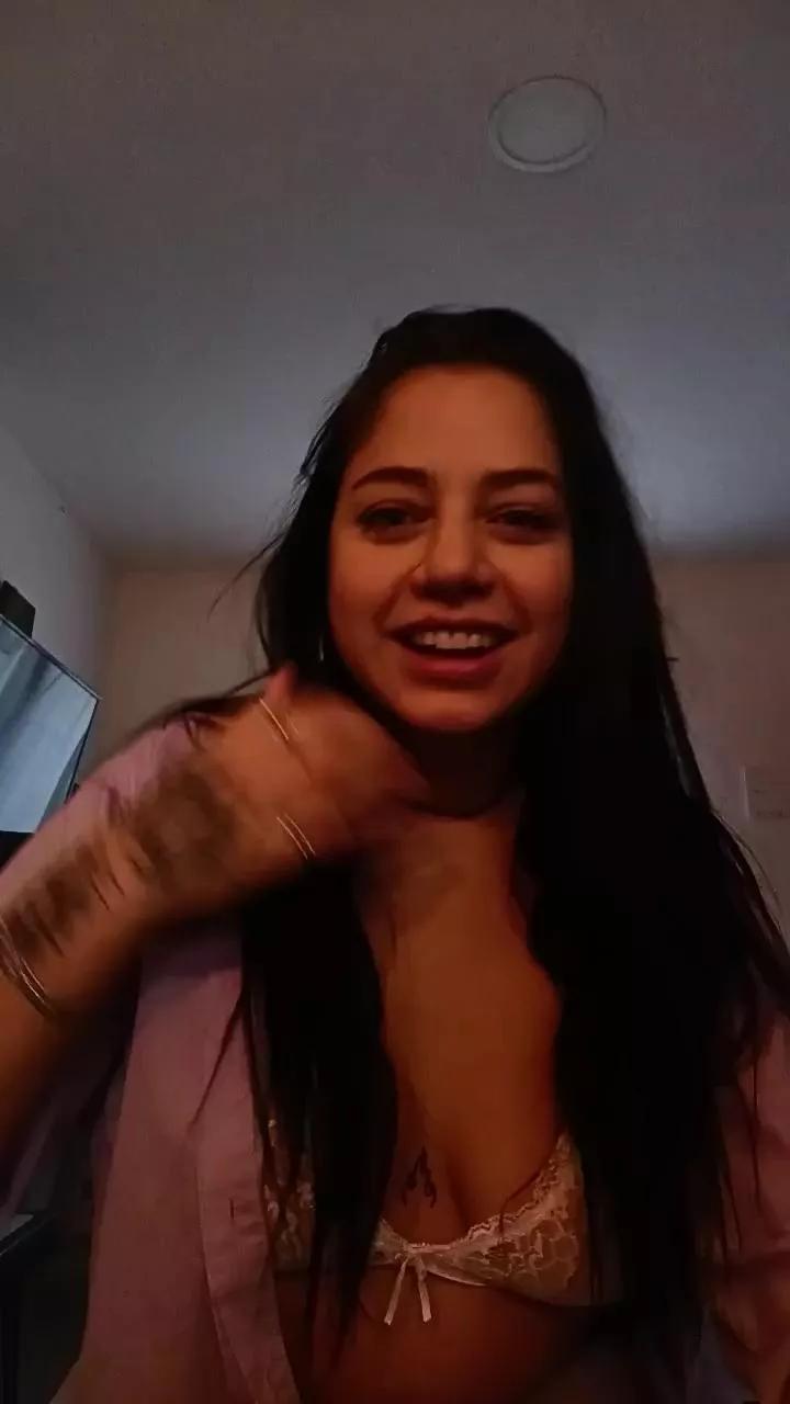 Luulii_loove on Cam4 