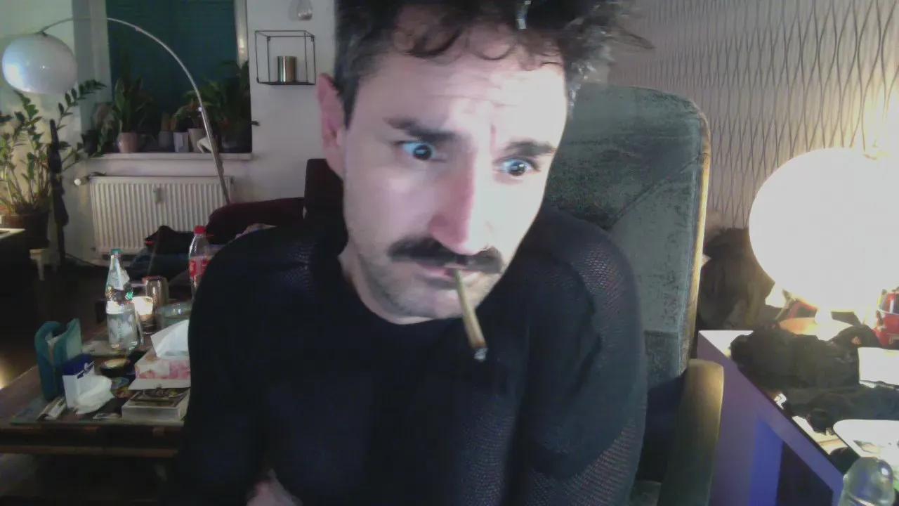 Offline tom0819 on Cam4