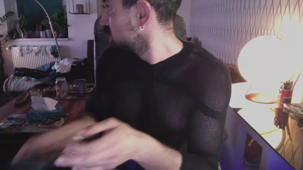 Offline tom0819 on Cam4