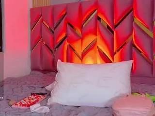 Freechat littleissues on CamSoda