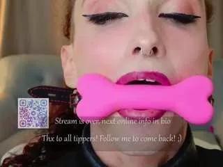 queenxofxtease on CamSoda 