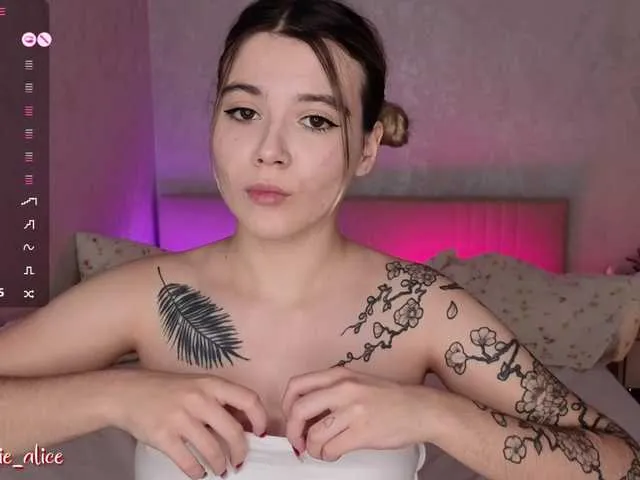 Offline Alicee-tease on BongaCams