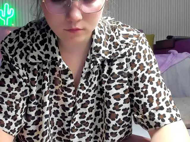 WebSamkaa — Hmm..interesting question  I know for sure that I like eye contact I like to hear your moans and heavy breathing I love it when whisper in my ears I like to see your body when we play here and of course to see your sperm at the end