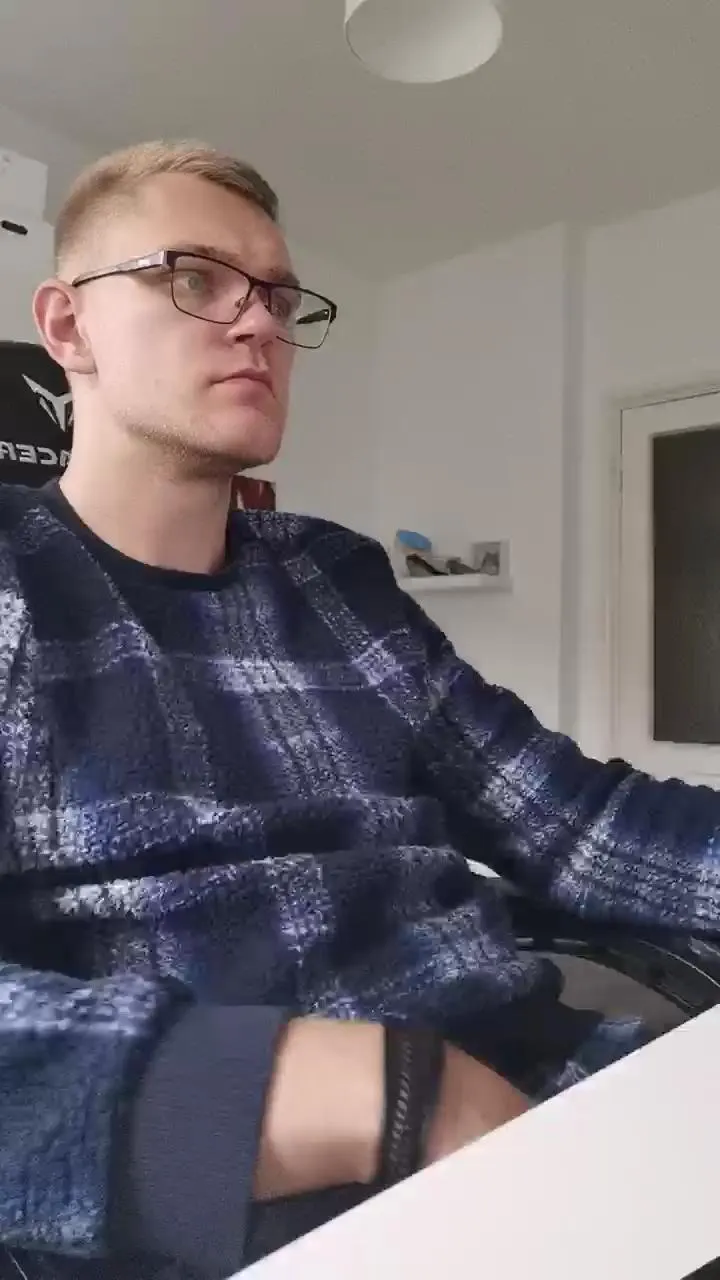 Offline Aleex325 on Cam4