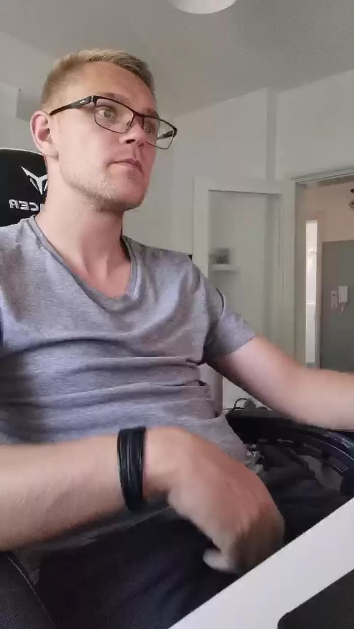 Offline Aleex325 on Cam4