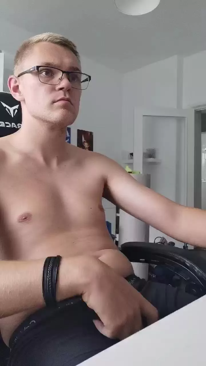 Offline Aleex325 on Cam4