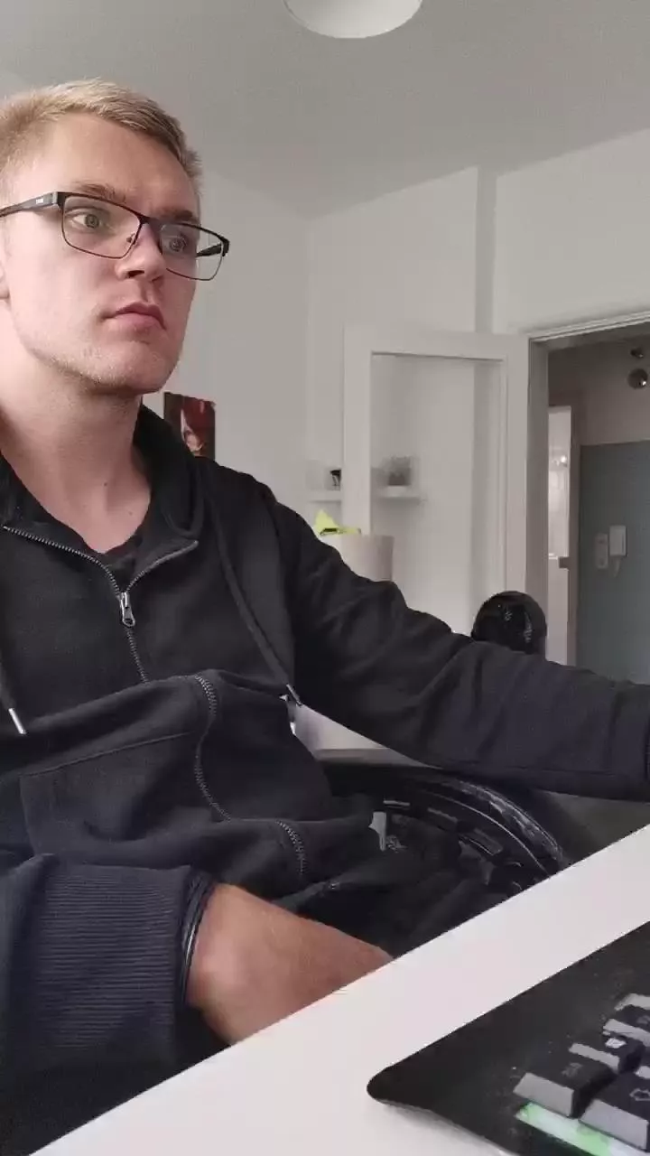 Offline Aleex325 on Cam4