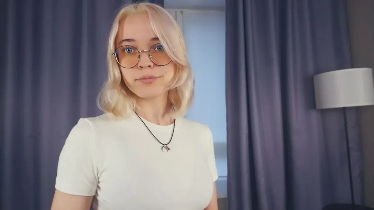 AlyceBurkert —  #C2C #bigass #smoke #striptease #ass #spanking #feet