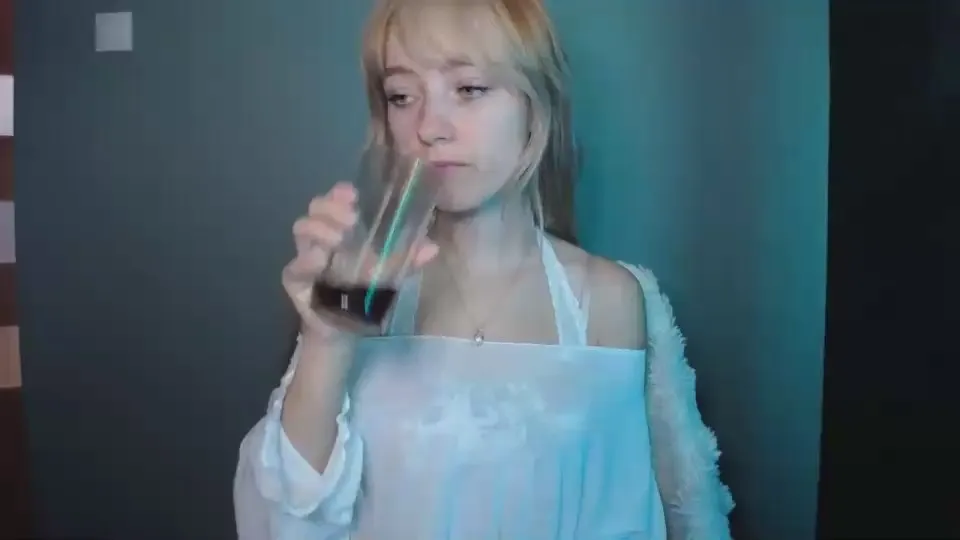 Offline LuciaAdorable on Cam4