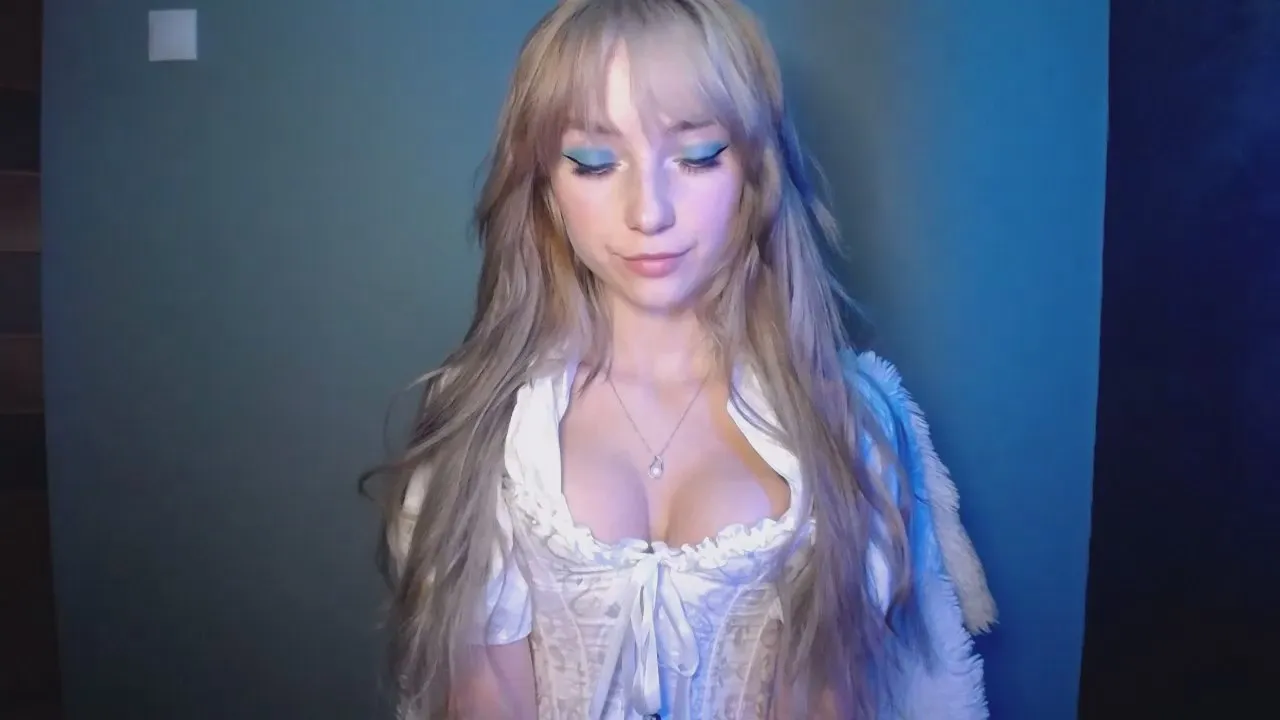 Offline LuciaAdorable on Cam4