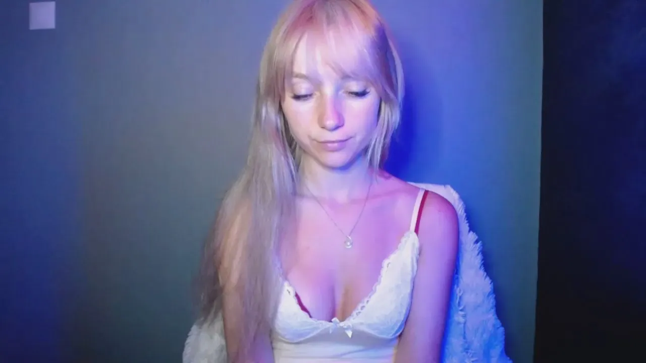 Offline LuciaAdorable on Cam4