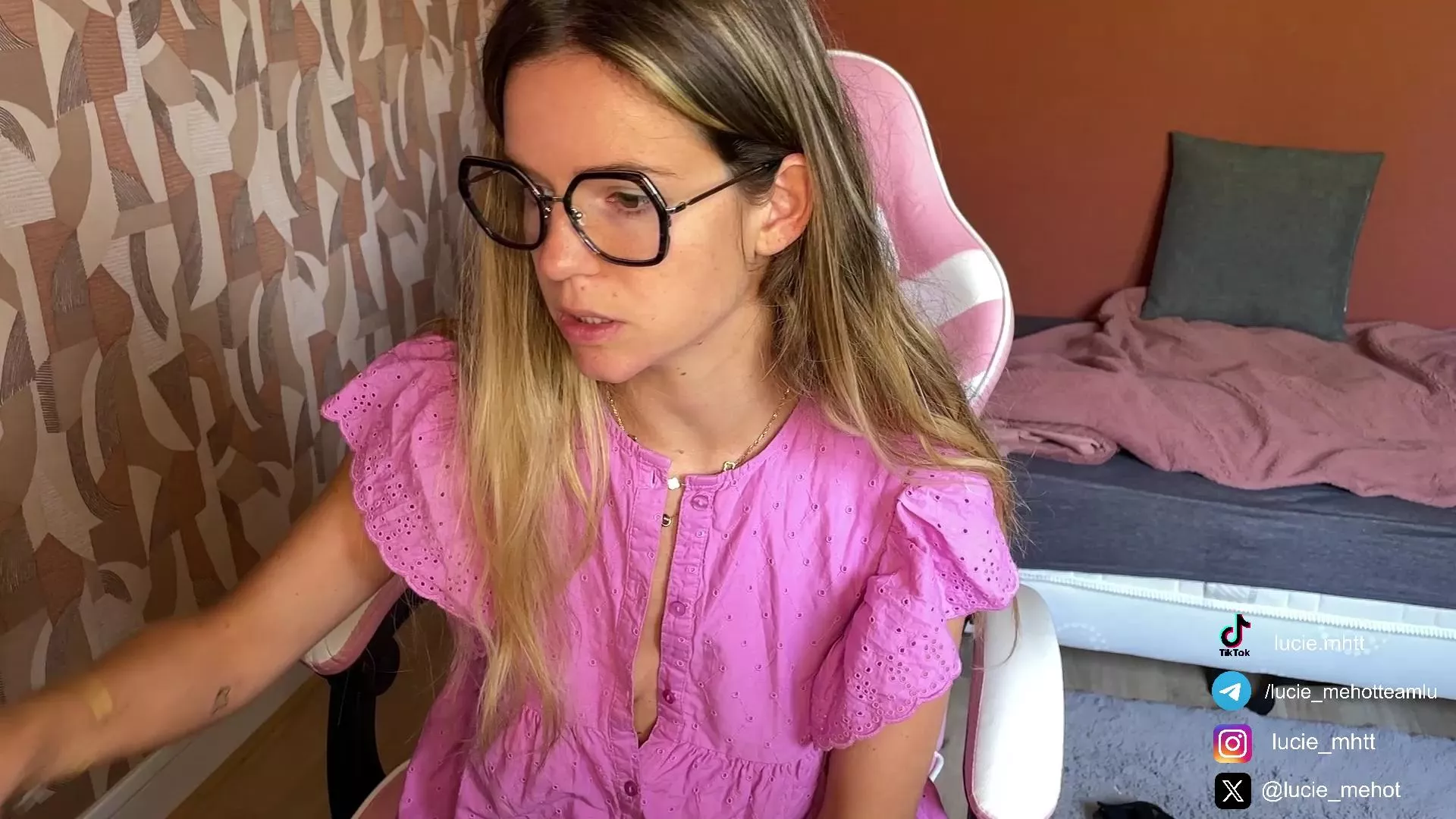 Offline lucie_mehott on Cam4