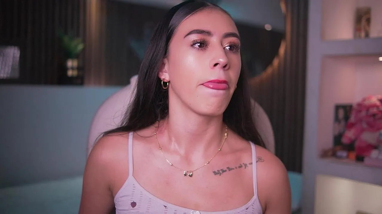 Offline Saracollins1 on Cam4