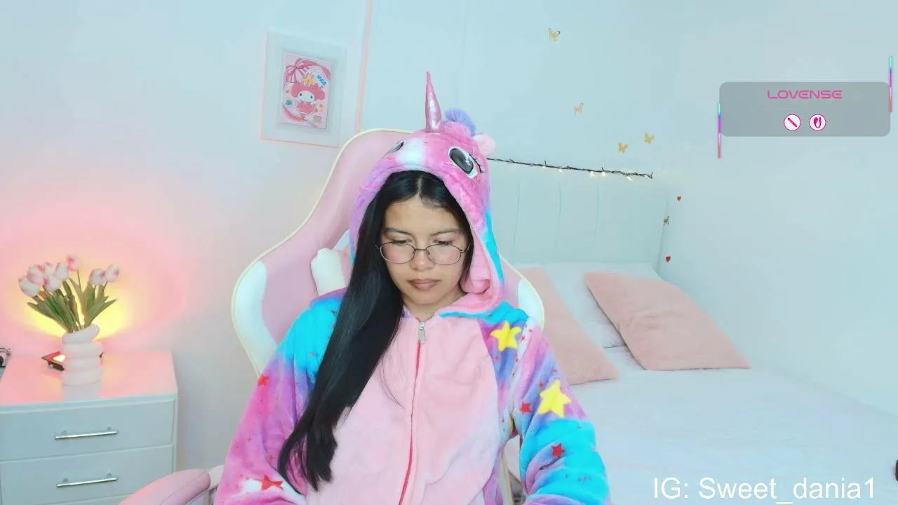 Sweet_dania_ on Cam4 