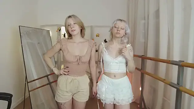 LollyMi on StripChat 